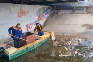 В Астрахани зачищают городские каналы от мусора