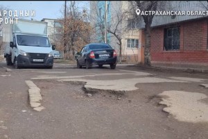 Астраханцы снова жалуются на дорогу, состоящую из&#160;ям