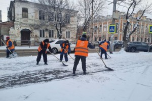 Коммунальщики убирают снег с астраханских улиц