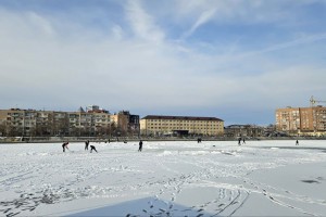 В Астрахани открыли прокат коньков возле опасного льда