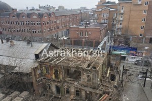 В центре Астрахани разбирают столетний дом