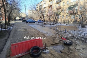 В Астрахани коммунальщики устроили водопой для животных во дворе многоквартирного дома