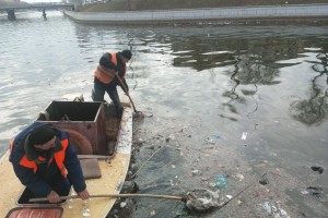 Коммунальщики достают из астраханских водоемов пакеты, банки и коробки