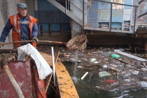 В Астрахани коммунальщиков шокировали очередные находки в городском канале