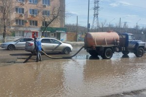 С улиц Астрахани откачали более 800 кубометров