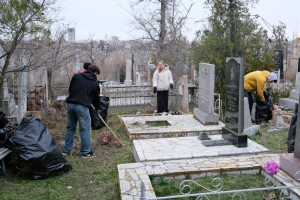 Астраханцам предлагают привести в порядок могилы своих родственников