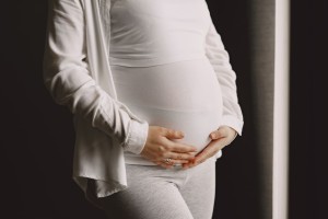 Беременным астраханкам напомнили про соцвыплаты
