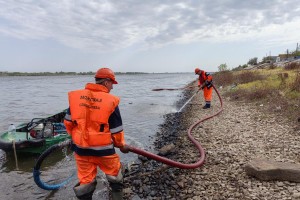 В Астрахани на протяжении трех дней очищали Волгу от масштабного разлива нефти