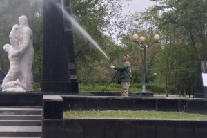 Астраханские коммунальщики занимаются уборкой города в праздники
