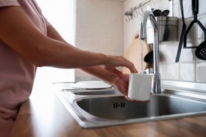 Часть астраханцев осталась без холодной воды
