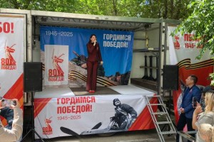 Астраханским ветеранам устраивают традиционные концерты во дворах