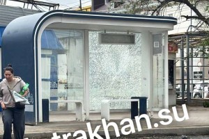 Астраханские вандалы разбили еще одну остановку