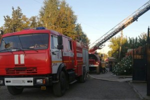 В Астрахани в&#160;заброшенных домах горит&#160;мусор