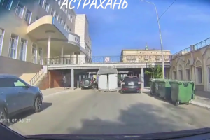 В Астрахани еще один грузовик застрял под «мостом глупости»