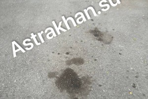 Астраханцы указывают на странные пятна на асфальте