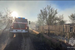 В Астраханской области чуть не сгорел дачный массив