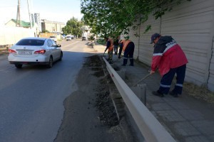 Астраханские коммунальщики борются с&#160;грязью на бордюрах