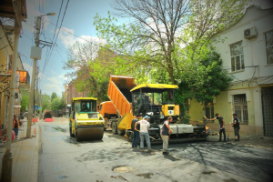 В Астрахани ремонтируют одну из центральных улиц