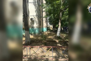 В Астрахани выпала из окна и&#160;насмерть разбилась маленькая девочка