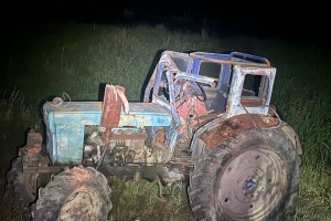 Двое астраханцев погибли в&#160;результате опрокидывания трактора в&#160;кювет