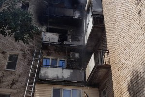 В астраханском жилом доме загорелось сразу 4&#160;квартиры, пострадали дети