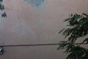 В Астрахани спасатели предотвратили угрозу срыва кровли на крыше детского сада