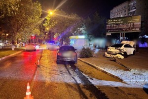 В Астрахани ночью перевернулась иномарка, есть пострадавший