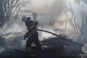 В Астраханской области полыхают жилые дома, машины и&#160;камыш: пострадал 53-летний мужчина