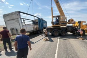 В Астраханской области у&#160;большегруза на трассе оторвался прицеп