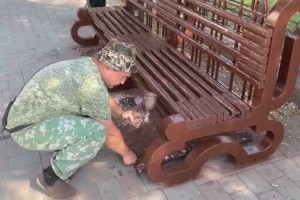 &#171;Цвет фекалий&#187;: астраханцев возмутила ужасная покраска лавочек в&#160;городе