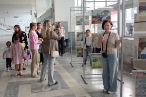Открыли художественную выставку и&#160;показали детский спектакль ко Дню сказок на астраханском вокзале