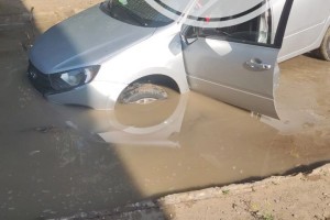 В Астрахани машина провалилась в&#160;яму из-за прорыва канализации