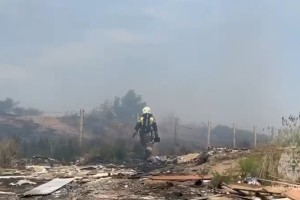 В Астрахани загорелся жилой дом и&#160;камыш