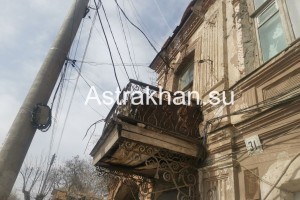 Аварийные балконы угрожают астраханцам по всему городу