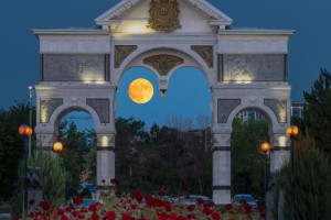 Астраханка сфотографировала «клубничную» Луну