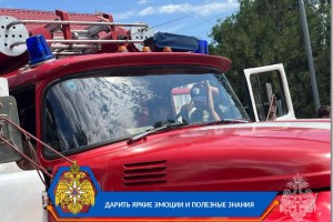 Астраханские пожарные обучают детей безопасности