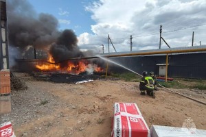 В Астрахани тушат пожар на территории строящегося ЖК