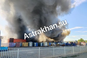 В Астрахани горит склад мебельной фурнитуры