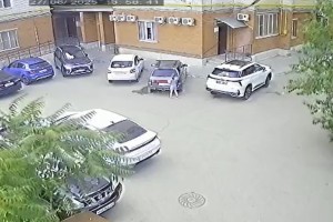 8 автомобилей отправятся на покраску из-за &#171;прогулки&#187; девочки в&#160;Астрахани