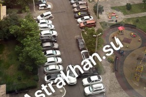 &#171;Ох уж эти сказки&#187;: В&#160;Астрахани задумываются о&#160;введении платных парковок, но забывают про стоянки возле&#160;ЖК