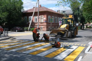 На улицах Астрахани обновляют дорожную разметку