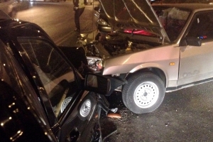 В Астрахани в результате лобового столкновения двух автомобилей пострадали 3 человека