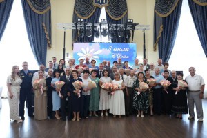 Игорь Бабушкин вручил астраханским семьям медали &#171;За любовь и&#160;верность&#187;