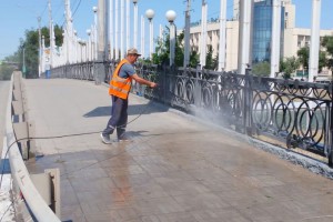 Коммунальщики продолжают наводить порядок на улицах Астрахани