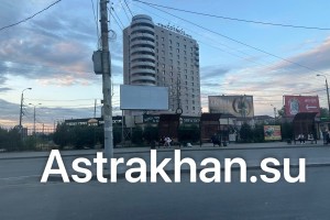 Возле астраханского ТЦ так и не заменили временные скамейки для ожидания транспорта, вопреки обещаниям
