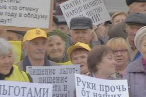 Сотни астраханцев собрались под стенами Кремля с требованиями сохранить положенные по закону льготы