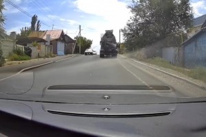 В Астрахани бетономешалка испортила новый асфальт