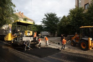 На площади Шаумяна в Астрахани укладывают асфальт