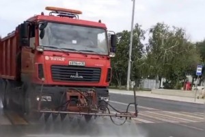 Коммунальщики Астрахани охлаждают дороги в&#160;аномальную жару