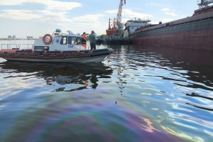 В Астрахани Волгу вновь загрязнили нефтью